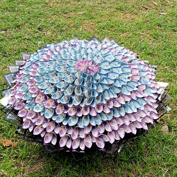 Money bouquet gift near me