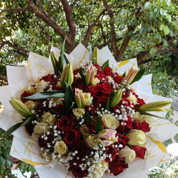 Stunning Flower bouquet hamper.